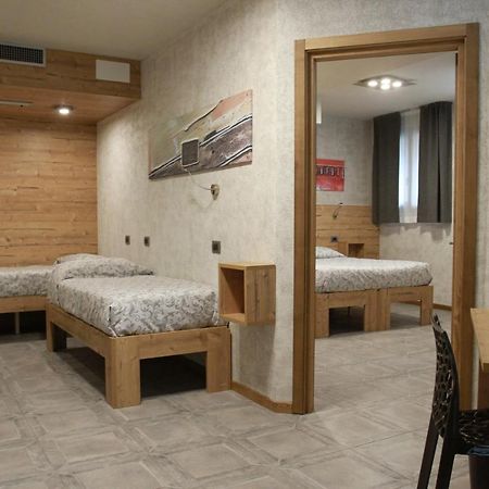 Hotel Bed & Rooms , Corte Rossa -1 Min Walk To Bernina Express Tirano Bagian luar foto