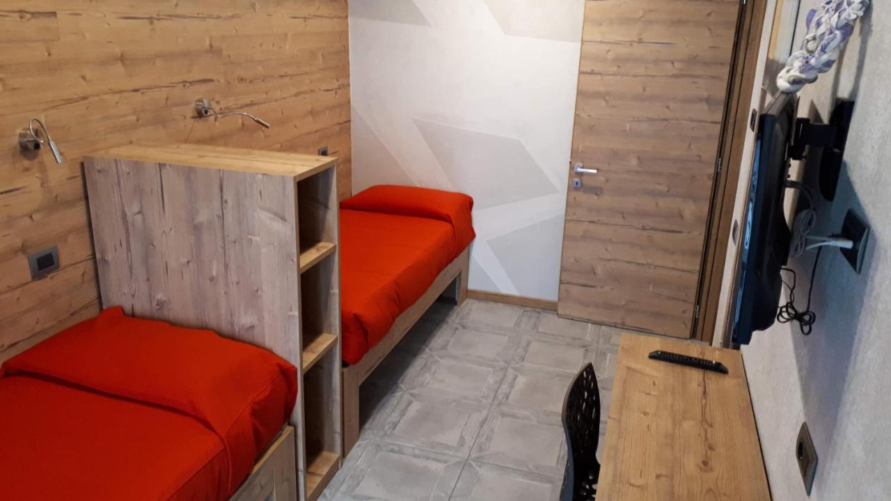 Hotel Bed & Rooms , Corte Rossa -1 Min Walk To Bernina Express Tirano Bagian luar foto
