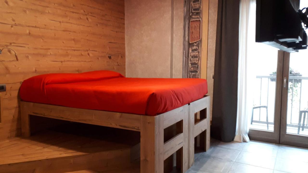 Hotel Bed & Rooms , Corte Rossa -1 Min Walk To Bernina Express Tirano Bagian luar foto