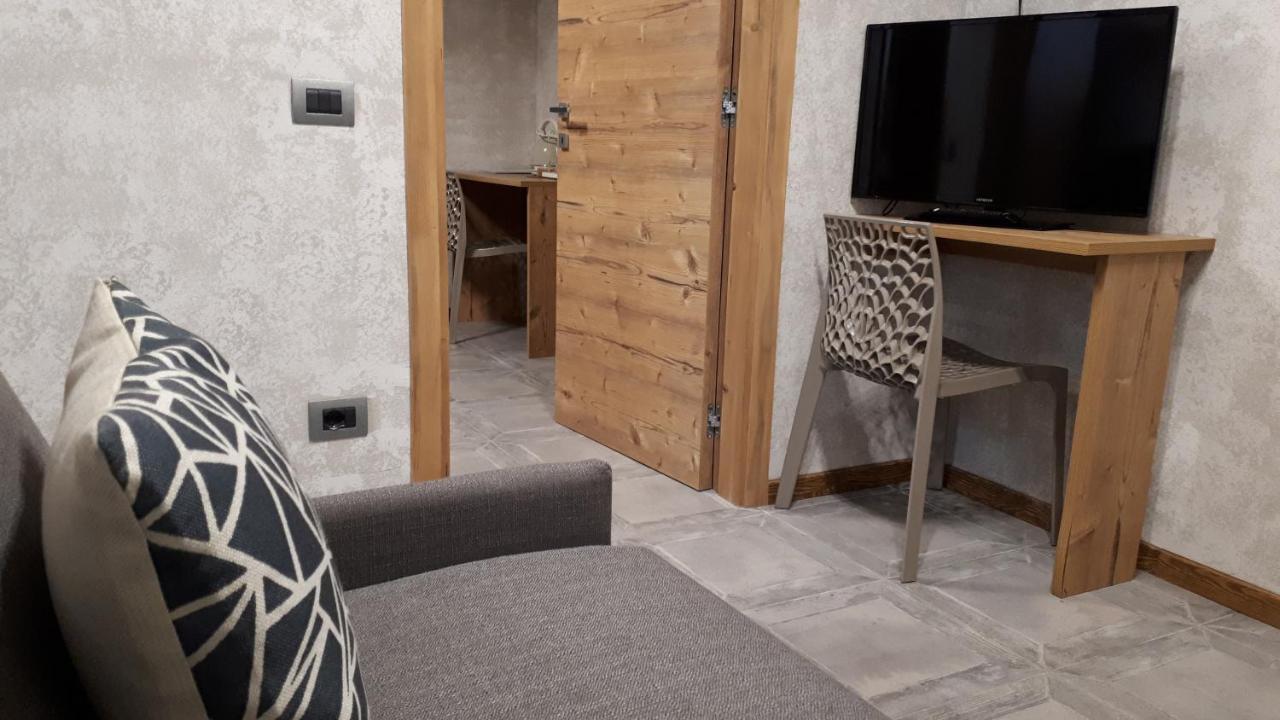 Hotel Bed & Rooms , Corte Rossa -1 Min Walk To Bernina Express Tirano Bagian luar foto