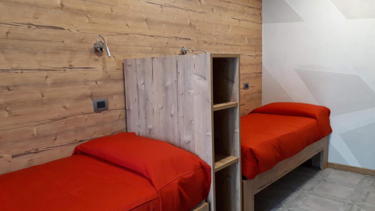Hotel Bed & Rooms , Corte Rossa -1 Min Walk To Bernina Express Tirano Bagian luar foto
