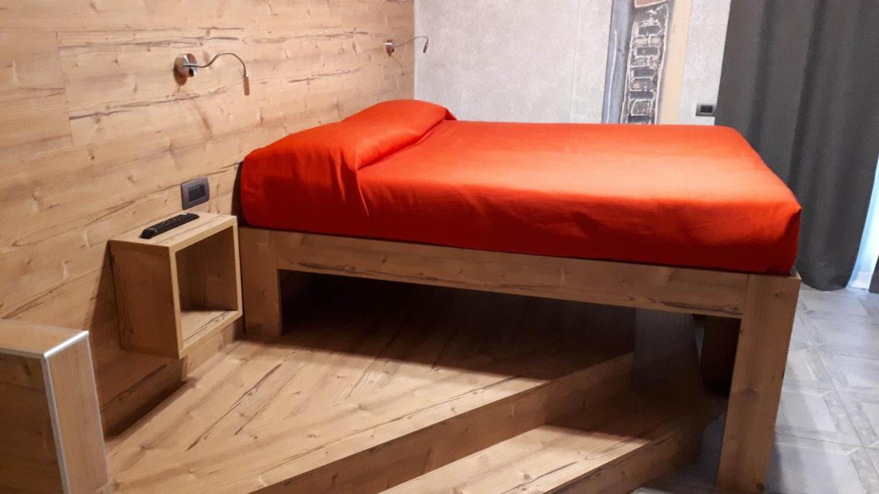 Hotel Bed & Rooms , Corte Rossa -1 Min Walk To Bernina Express Tirano Bagian luar foto