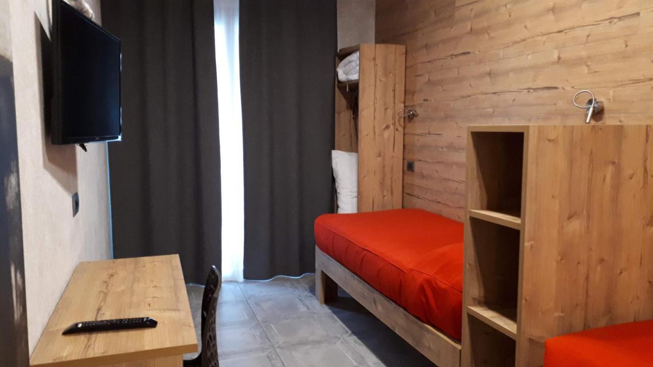 Hotel Bed & Rooms , Corte Rossa -1 Min Walk To Bernina Express Tirano Bagian luar foto