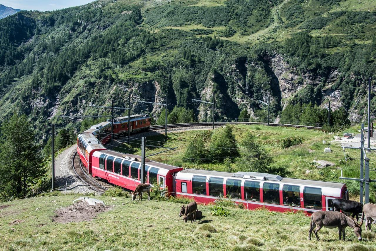 Hotel Bed & Rooms , Corte Rossa -1 Min Walk To Bernina Express Tirano Bagian luar foto