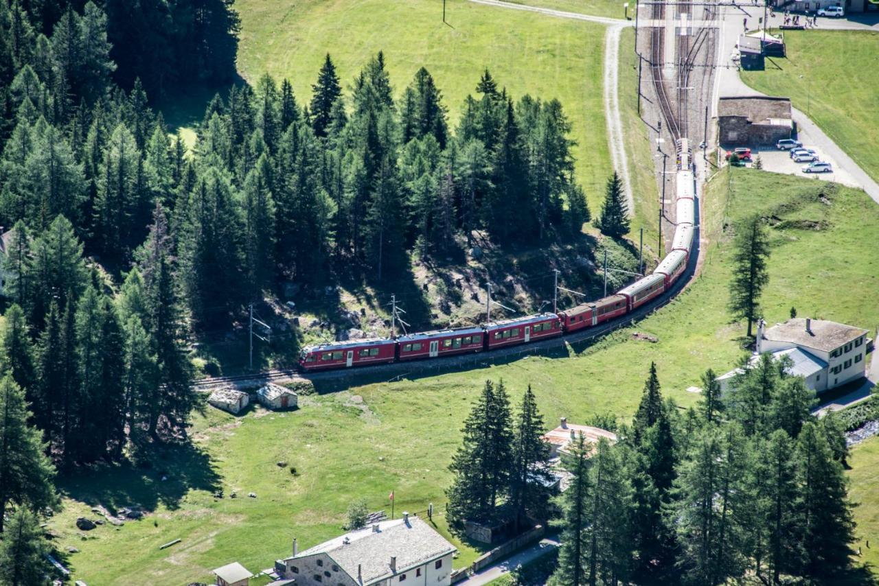 Hotel Bed & Rooms , Corte Rossa -1 Min Walk To Bernina Express Tirano Bagian luar foto