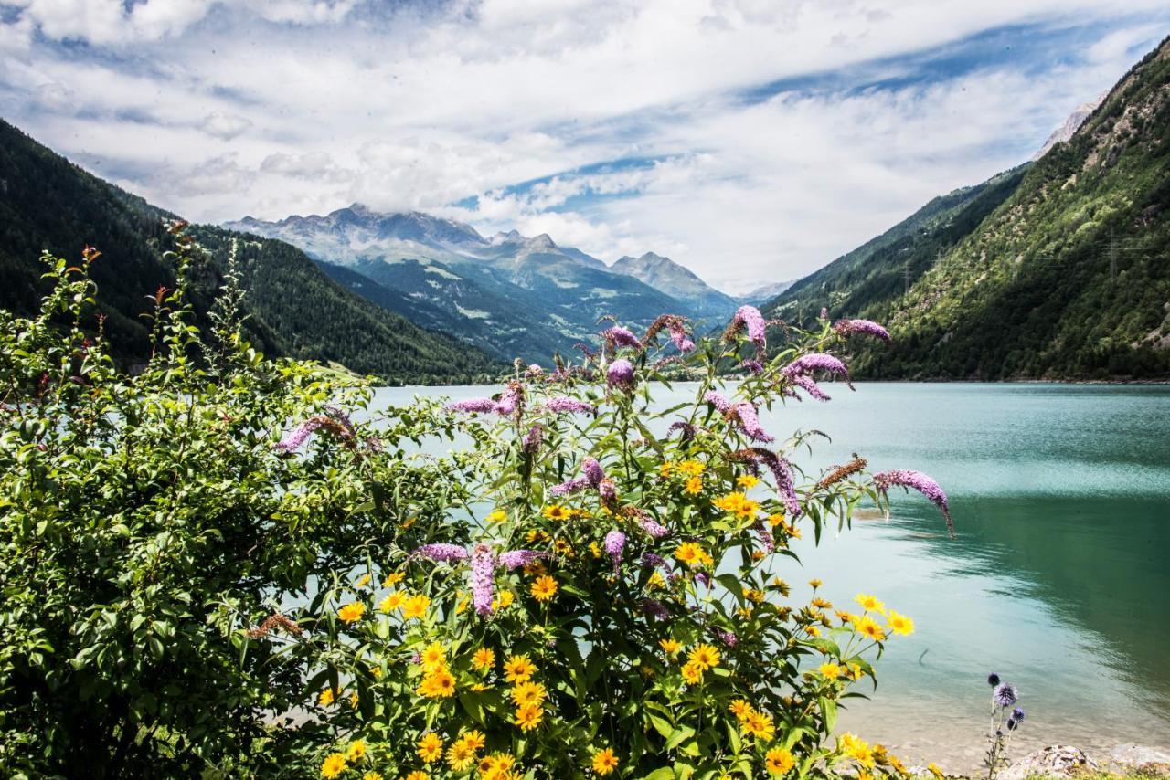 Hotel Bed & Rooms , Corte Rossa -1 Min Walk To Bernina Express Tirano Bagian luar foto