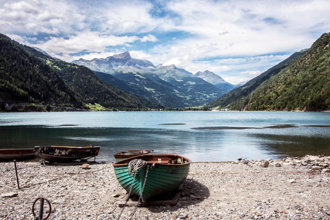 Hotel Bed & Rooms , Corte Rossa -1 Min Walk To Bernina Express Tirano Bagian luar foto