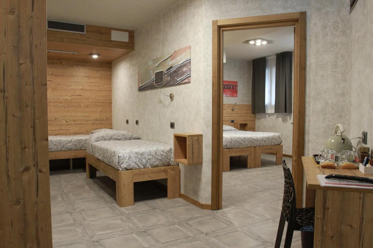 Hotel Bed & Rooms , Corte Rossa -1 Min Walk To Bernina Express Tirano Bagian luar foto