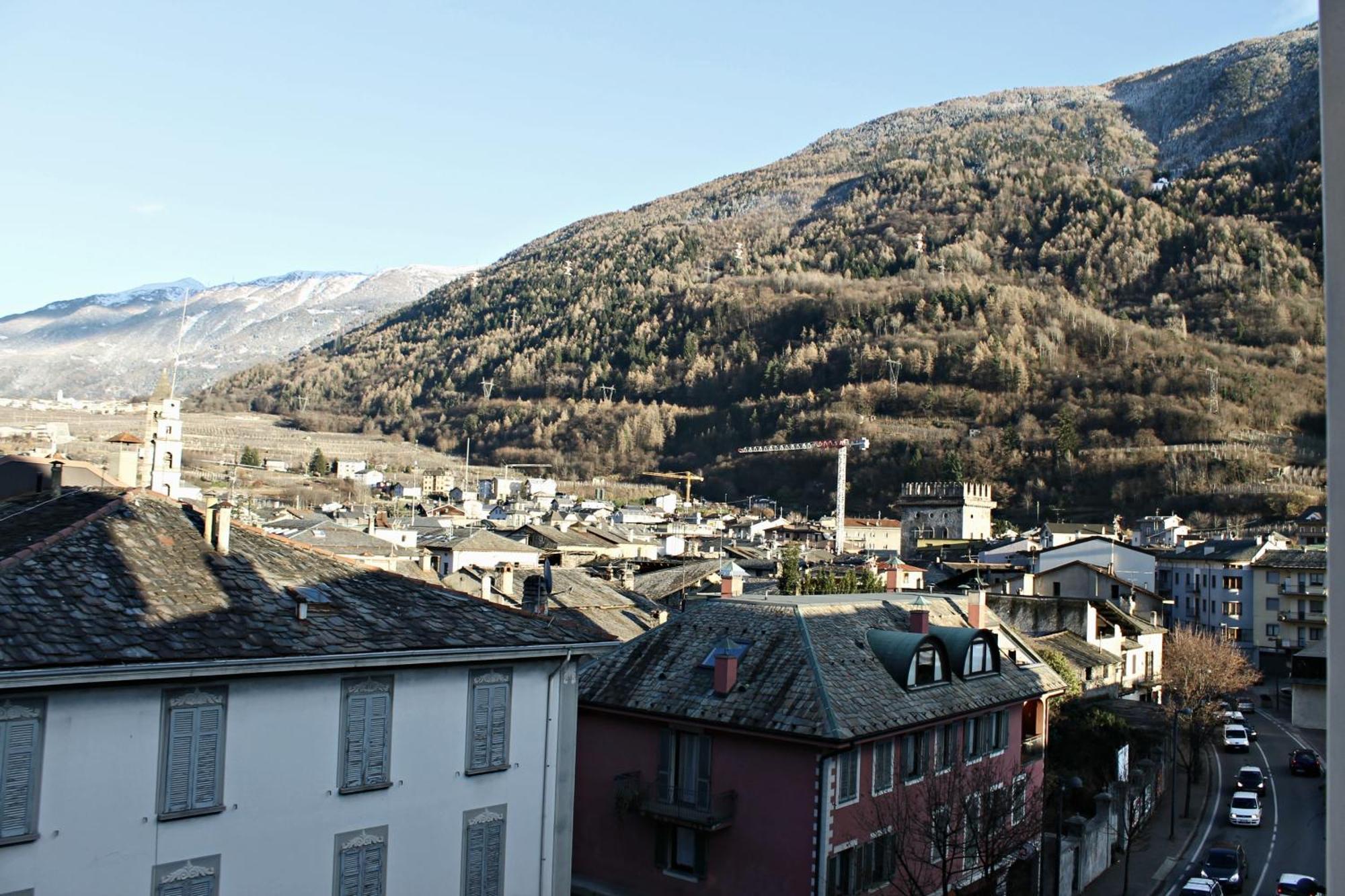 Hotel Bed & Rooms , Corte Rossa -1 Min Walk To Bernina Express Tirano Bagian luar foto