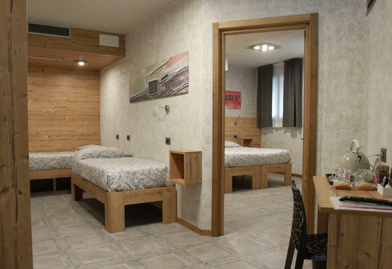 Hotel Bed & Rooms , Corte Rossa -1 Min Walk To Bernina Express Tirano Bagian luar foto