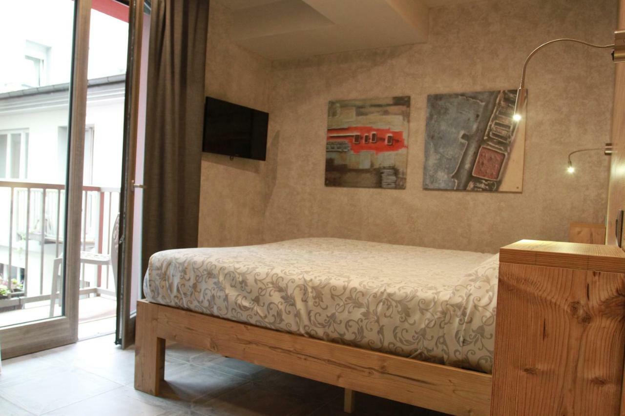Hotel Bed & Rooms , Corte Rossa -1 Min Walk To Bernina Express Tirano Bagian luar foto